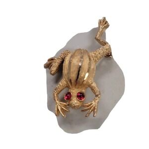 Vintage BSK Climbing Frog Brooch Pin Gold Tone Crystal Eyes Purse Scarf Fashion